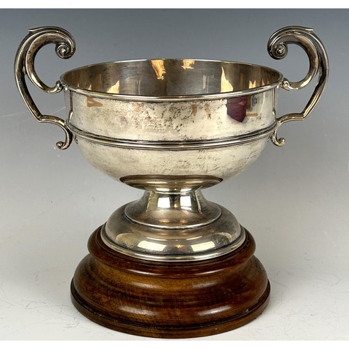 15 - An Edward VII silver two handled trophy cup, Chester 1906, 15.6 ozt, on an ebonised base, 26 cm high