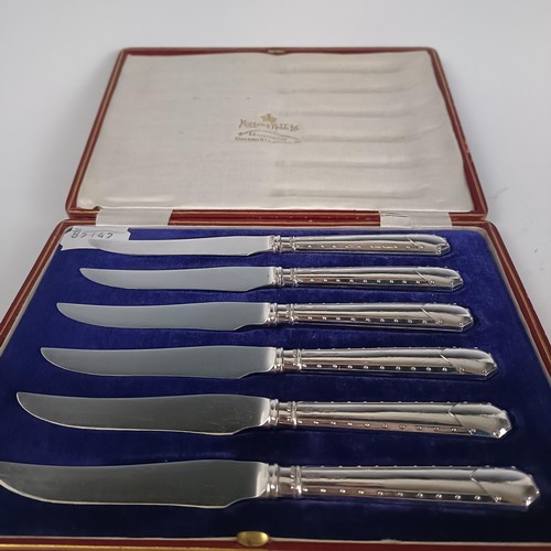 54 - A set of six silver handled knives, in a fitted leather case, Sheffield 1907...