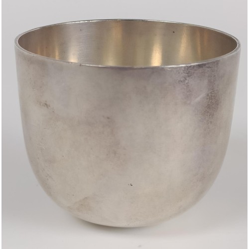 80 - An Elizabeth II silver tumbler cup, London 1972, 2.2 ozt, 5 cm high x 5.5 cm diameter