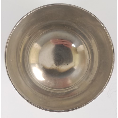 80 - An Elizabeth II silver tumbler cup, London 1972, 2.2 ozt, 5 cm high x 5.5 cm diameter