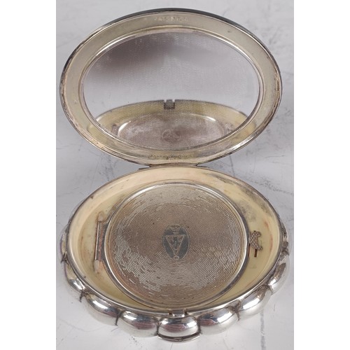 84 - A George VI silver compact, the cover applied a basket of flowers, with a trade mark, London 1951, 8... 