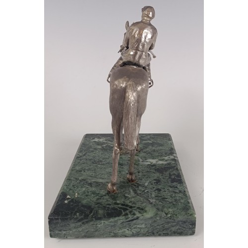 88 - A Elizabeth II silver group of a horse and jockey up, on a marble base, London 1985, 16 cm high