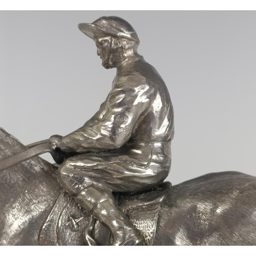 88 - A Elizabeth II silver group of a horse and jockey up, on a marble base, London 1985, 16 cm high