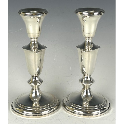 91 - A pair of sterling silver candlesticks, 19 cm high (2)