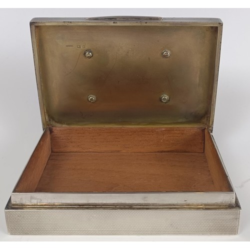 96 - A George V silver combination cigarette box, with engine turned decoration, London 1920, 12 cm wide