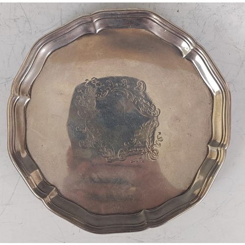 107 - A George III silver salver, with a pie crust rim, on three hoof feet, London 1774, 6.5 ozt, 15 cm di... 