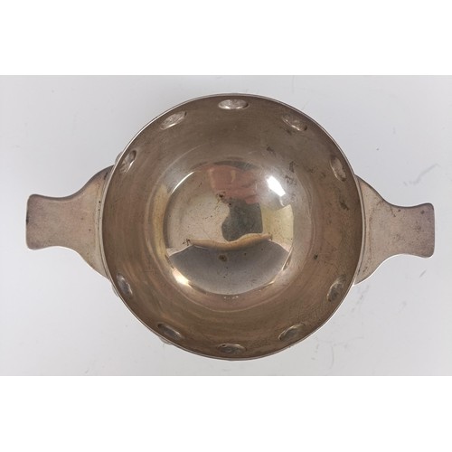 108 - A silver quaich, embossed bubble decoration, London 1907, 5.5 ozt, 15.5 cm wide from end of handle t... 