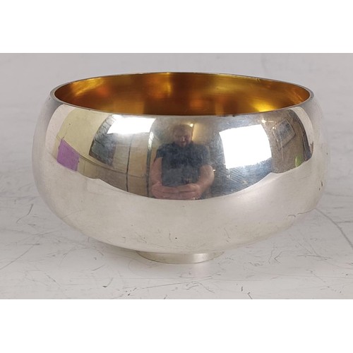 109 - An Elizabeth II silver and silver gilt bowl, Stuart Devlin, London 1968, 5.5 ozt, 9.5 cm diameter