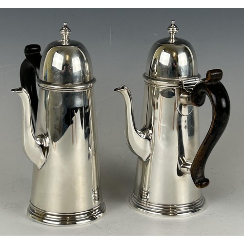 123 - A pair of George V silver chocolate pots, with wooden handles, London 1913, 21 ozt (all in) (2)