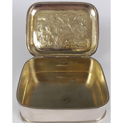 129 - A George V silver table snuff box, the lid embossed a tavern scene, London 1916, 8.0 ozt, 11 cm wide