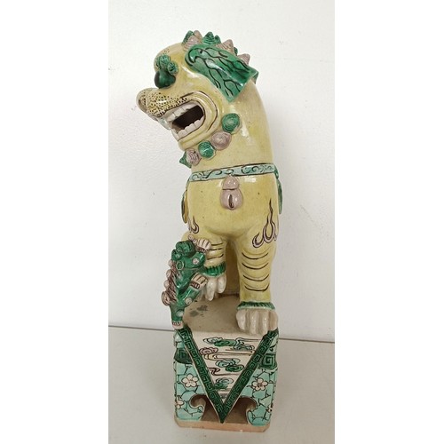 961 - A Chinese green glazed Dog of Fo, and assorted Chinese ceramics (box)