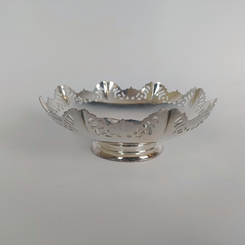 87 - A silver bowl, with pierced decoration, Sheffield 1963, 5.2 ozt