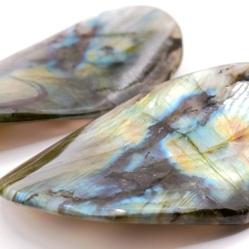 322 - A piece of labradorite, 6 x 5 cm approx. and another, 9 x 4 cm approx. (2)...