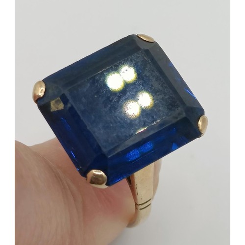 332 - A 9ct gold and blue stone dress ring...