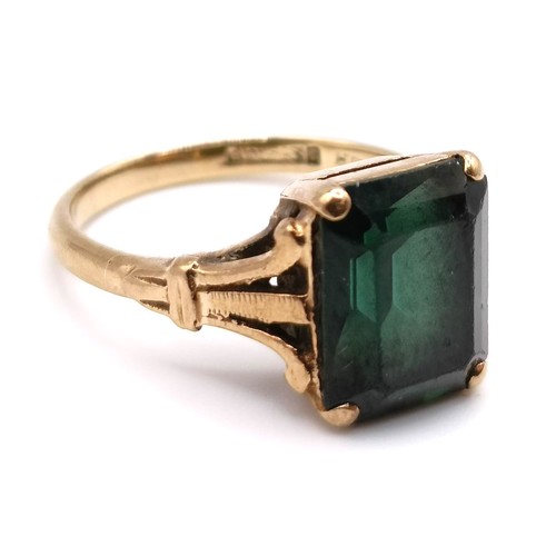 341 - A 9ct gold and green stone ring, ring size J, and a 9ct gold and green hardstone ring, ring size E (... 