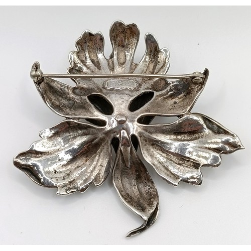 343 - A 20th century silver floral brooch, 33.5 g