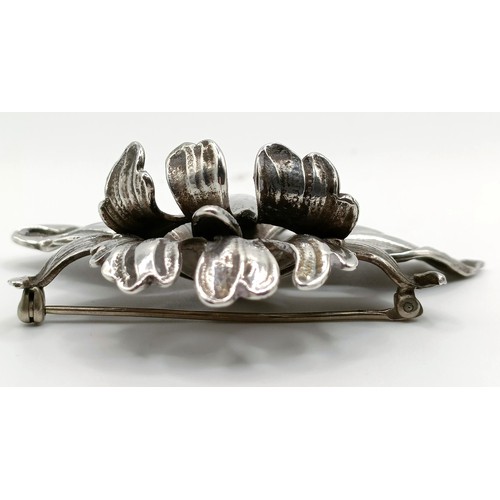 343 - A 20th century silver floral brooch, 33.5 g