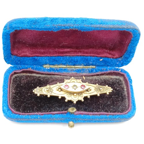 345 - A late 19th/early 20th century 9ct gold bar brooch, in a vintage jewellery box