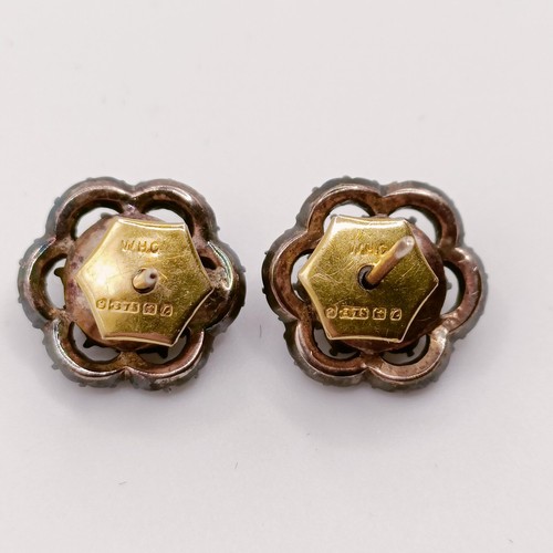 375 - A pair of diamond stud earrings