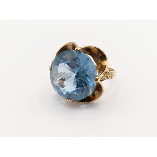 400 - A 9ct gold cocktail ring, ring size L