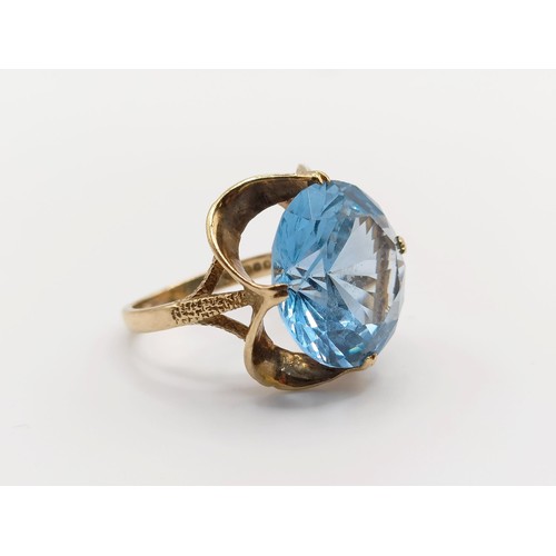 400 - A 9ct gold cocktail ring, ring size L