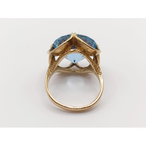 400 - A 9ct gold cocktail ring, ring size L