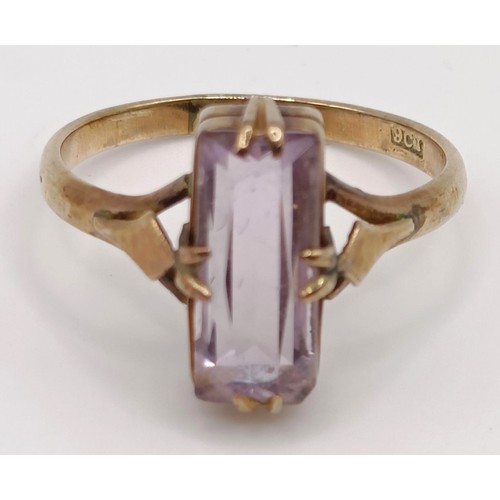 425 - A 9ct gold and pink stone baguette cut ring, ring size O