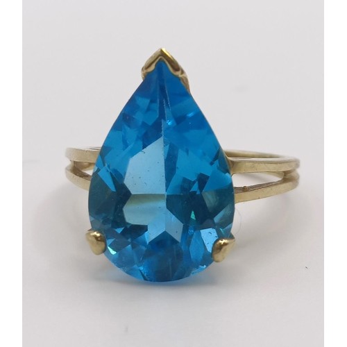 450 - A 9ct gold and blue stone dress ring, ring size G, an uncut garnet, and a 9ct gold and red stone rin... 