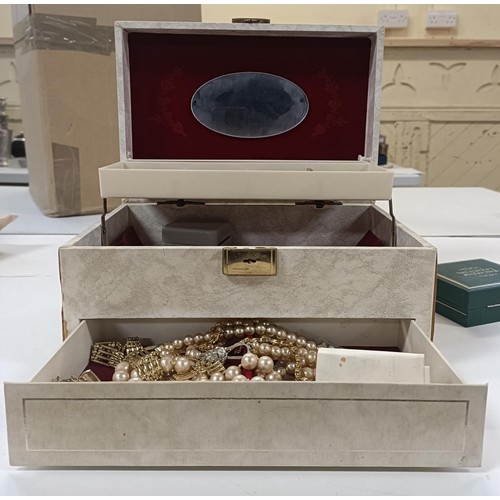 550 - Assorted costume jewellery, in a jewellery box