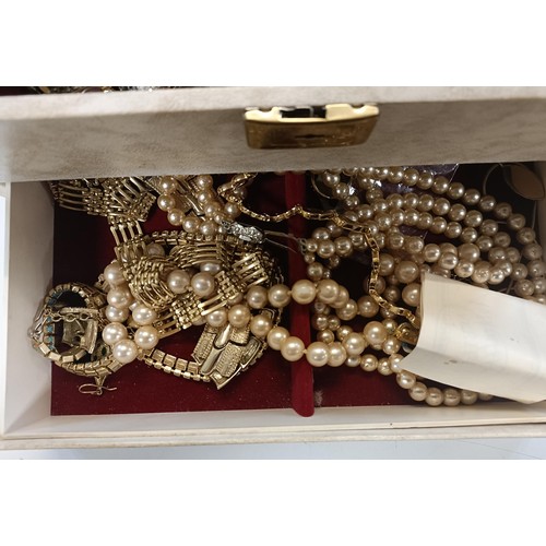 550 - Assorted costume jewellery, in a jewellery box