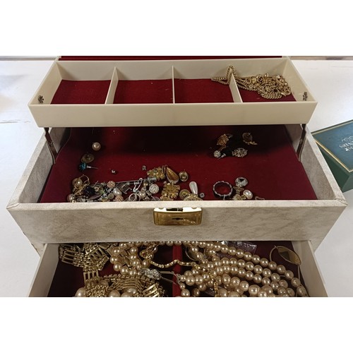 550 - Assorted costume jewellery, in a jewellery box