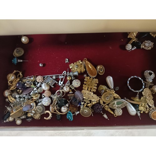 550 - Assorted costume jewellery, in a jewellery box