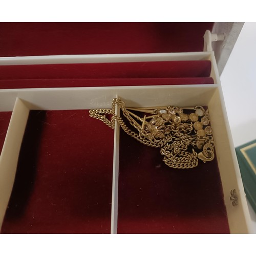 550 - Assorted costume jewellery, in a jewellery box