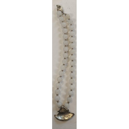 560 - A white jade and silver coloured metal necklace