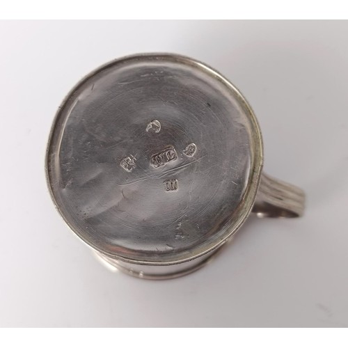 75 - A George III silver small bougie box, of cylindrical form, London 1787, 1.2 ozt, 4 cm high