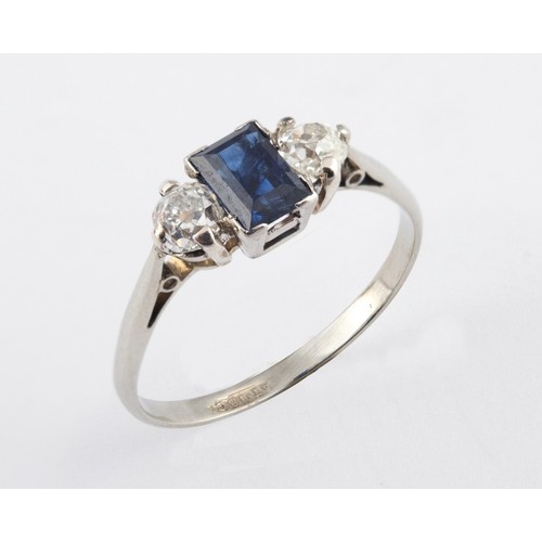 462 - An 18ct gold, sapphire and diamond three stone ring, ring size P