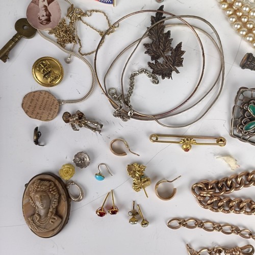 652 - A paste set brooch, a gold plated bracelet, and assorted other costume jewellery, in an oak jeweller...