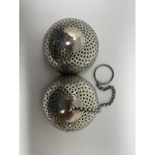 229 - A 19th century silver coloured metal tea diffuser, on a chain, 47 g