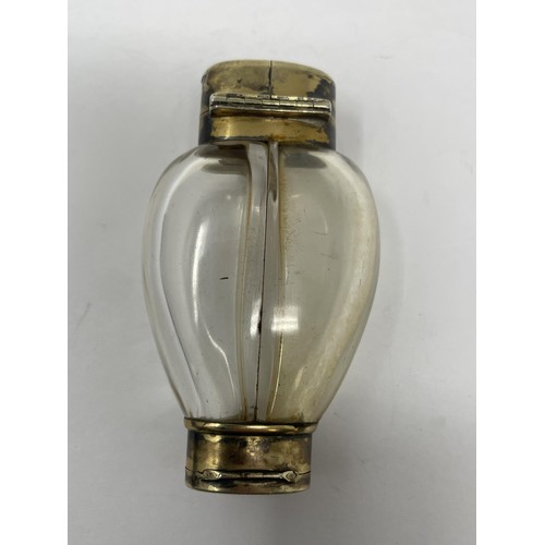 207 - A rare Sampson Mordan viniagrette/double scent bottle, 9 cm