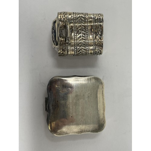 203 - A Dutch silver coloured metal box, 5 cm wide, and another (2)