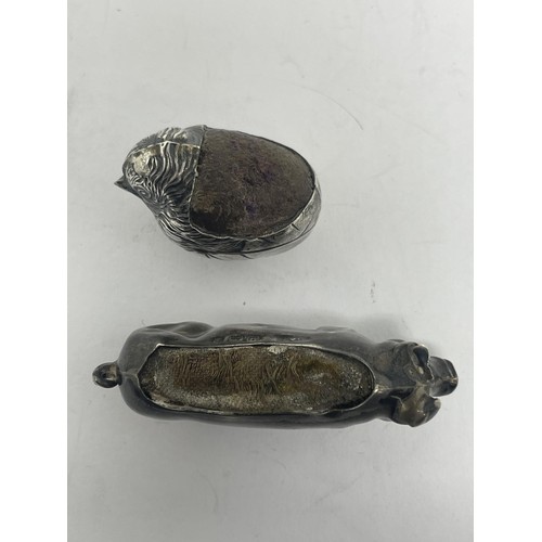 195 - A novelty silver pin cushion, in the form of pig, 5 cm wide, another in the form of a chick (2)