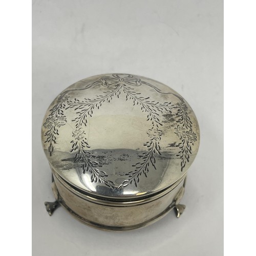 194 - A George V silver round dressing table box, Birmingham 1916, 6 cm diameter