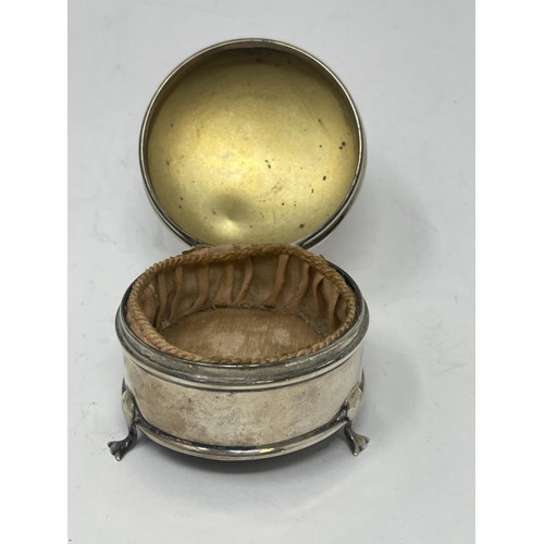 194 - A George V silver round dressing table box, Birmingham 1916, 6 cm diameter