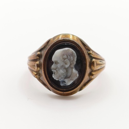 443 - A yellow coloured metal and cameo ring, carved a portrait of a bearded man, ring size O