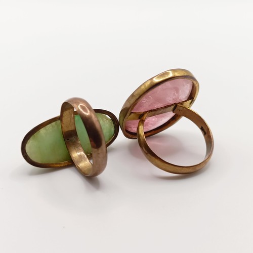 477 - A pink quartz plaque ring, ring size K, and a 10ct gold and green stone ring, ring size J (2)