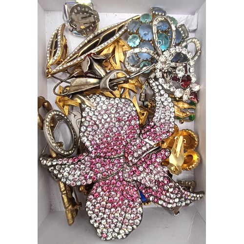 641 - Assorted costume jewellery