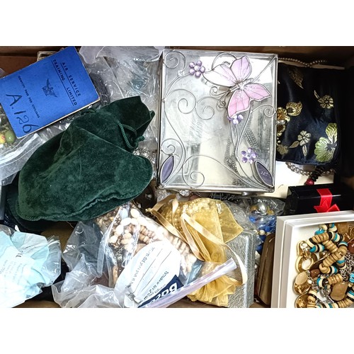 575 - Assorted costume jewellery (box)