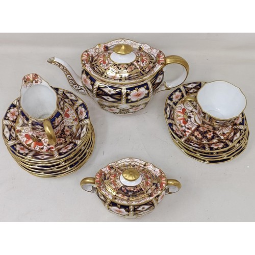 1127 - A Royal Crown Derby Imari pattern tea set, comprising teapot, sucrier, cream jug, sugar bowl, eleven...