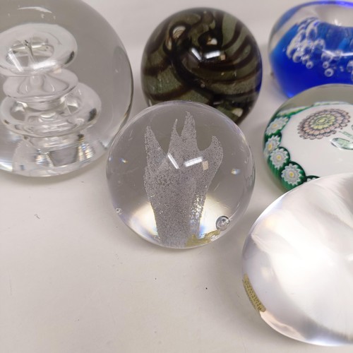 1163 - Assorted glass paperweights