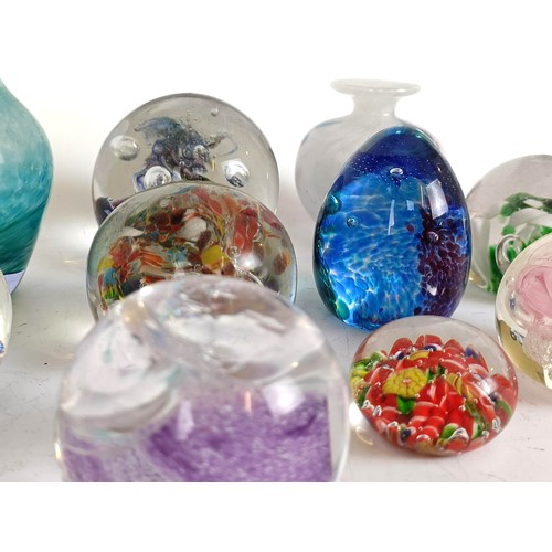 1147 - Assorted paperweights and art glass (box)...